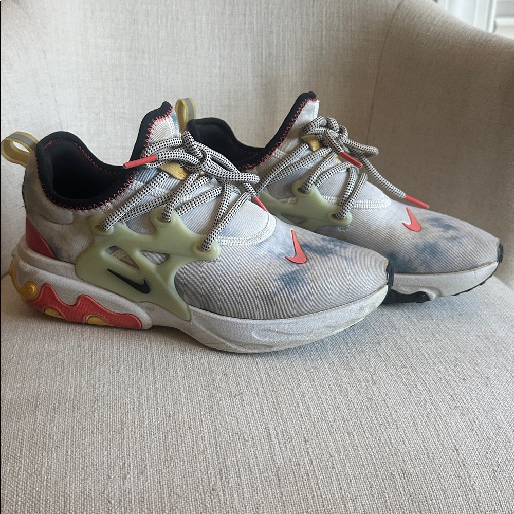 Nike tennis shoes (men’s 6.5/womens 8)